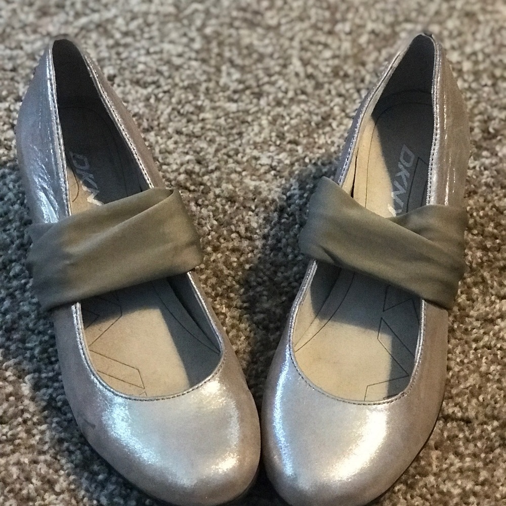 DKNY FLATS WITH SLIGHT WEDGE